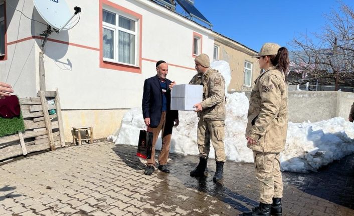 Bingöl’de jandarma ekipleri, deprem bölgesinden gelen vatandaşların taleplerini dinledi