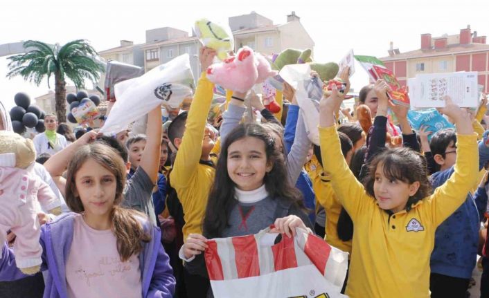 Binlerce oyuncağı havadan attılar, kumbaraları doldurup gönderdiler