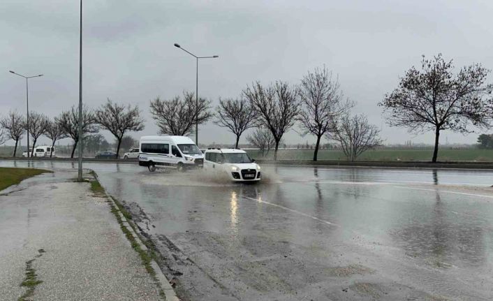 Biriken yağmur suyundan geçen araç sürücüleri zor anlar yaşadı