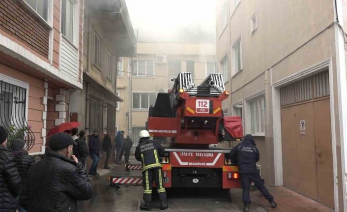 Bitişik nizam binanın çatısında çıkan yangın, mahalleliyi sokağa döktü