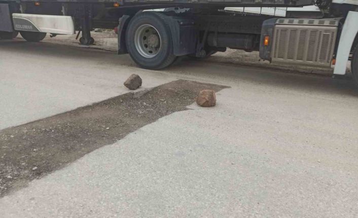 Bozuk yola ‘taşlı’ önlem şaşırttı