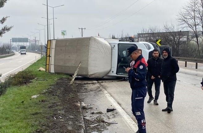 Bursa’da kontrolden çıkan kamyonet yan yattı: 1 yaralı