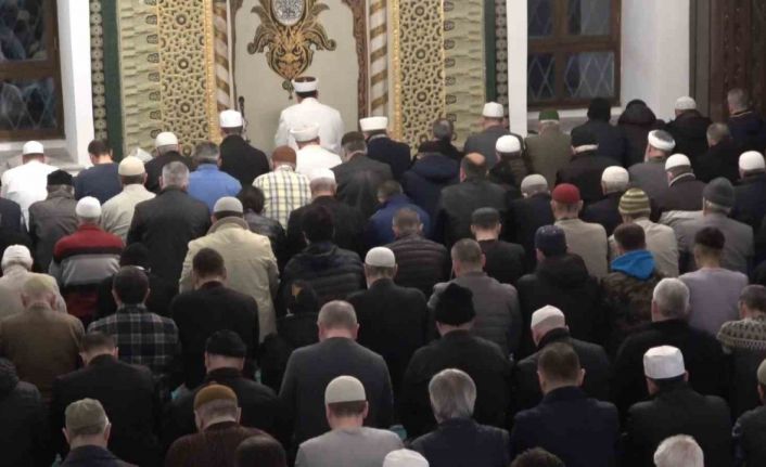 Bursa’da Ramazan dualarla karşılandı, camiler doldu taştı