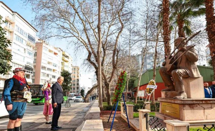 Büyükşehir usta halk ozanı Özay Gönlüm’ü unutmuyor