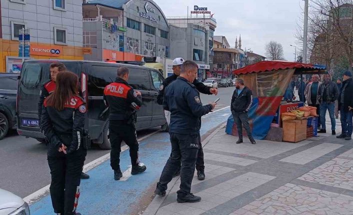 Cadde ortasında bıçaklandı