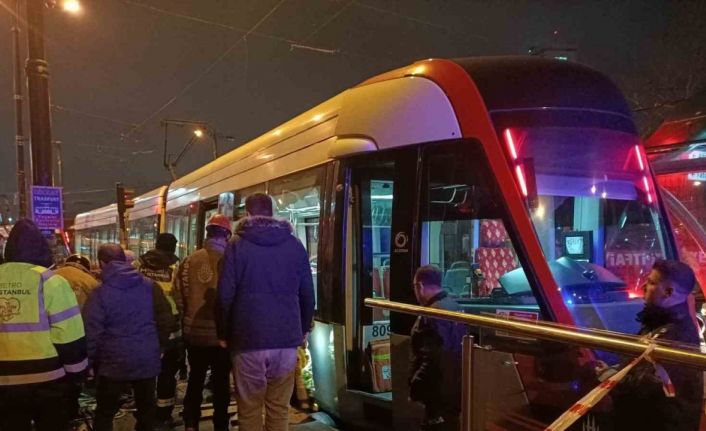 Cevizlibağ’da bir kişi tramvayın altına sıkıştı