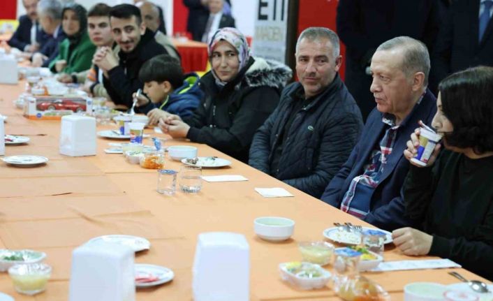 Cumhurbaşkanı Erdoğan, Balıkesir’de depremzedelerle beraber yemek yedi