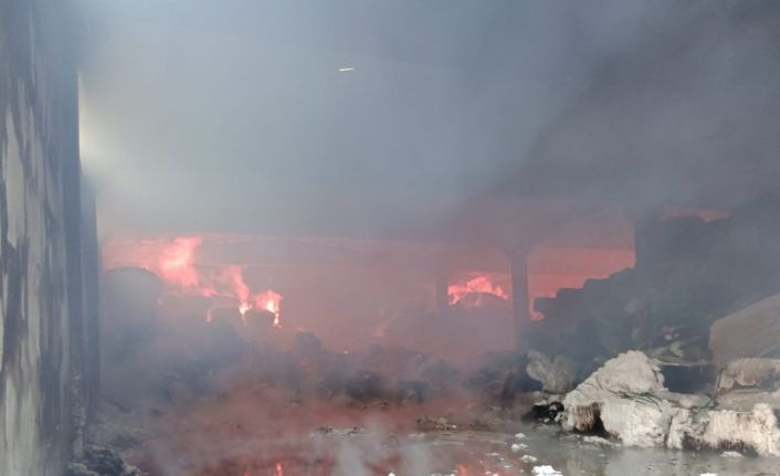 Deprem bölgesinde fabrika yangını