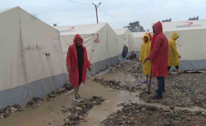 Deprem bölgesinde yağış etkili oldu