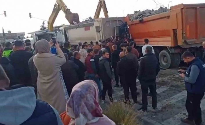 Deprem hafriyatı taşıyan kamyon kazaya neden oldu: 6 yaralı