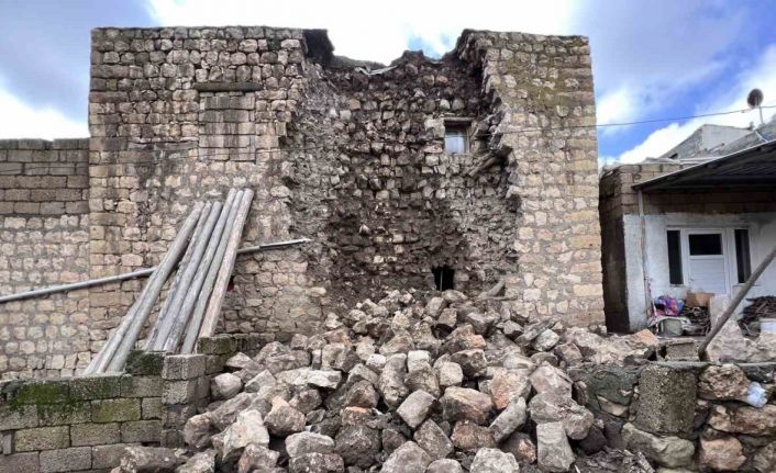 Depremde ağır hasar alan ev, şiddetli yağışta yıkıldı