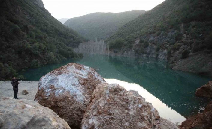 Depremde dağ dağa kavuştu, doğal göl oluştu