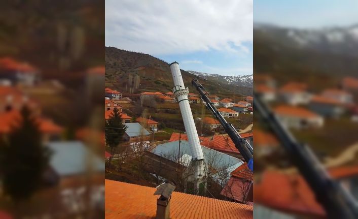 Depremde hasar alan cami minaresi yıkıldı