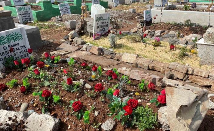 Depremde hayatını kaybedenler 40. günde kabirlerine çiçekler bırakılarak anıldı