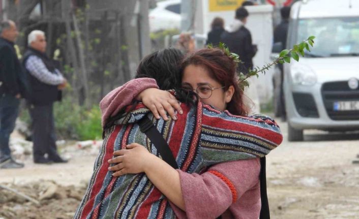 Depremde hayatını kaybedenler için 40. günde anma yürüyüşü