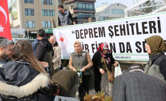 Depremde hayatını kaybedenler için fidan dağıtıldı