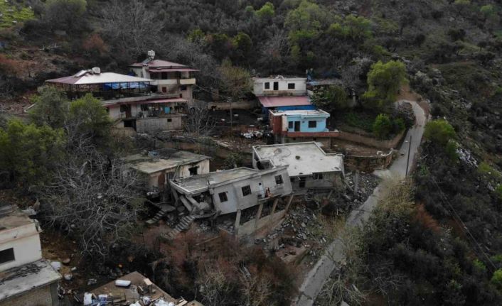 Depremin yıkamadığını dağdan kopan kayalar yıktı