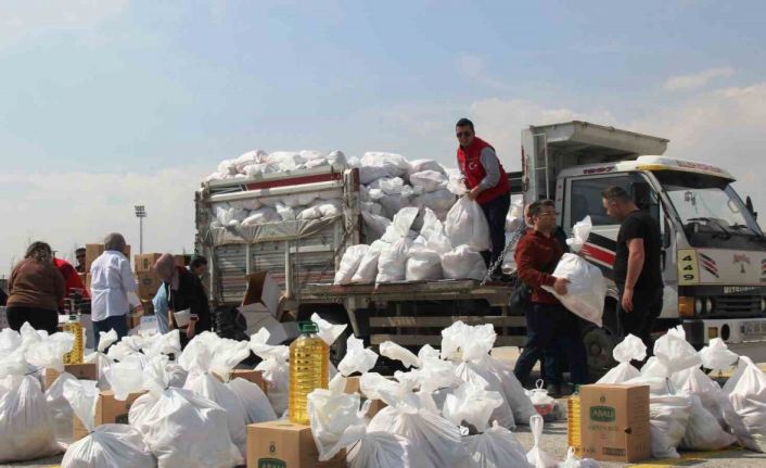 Depremzede aileler için gönüllü kurye oldular