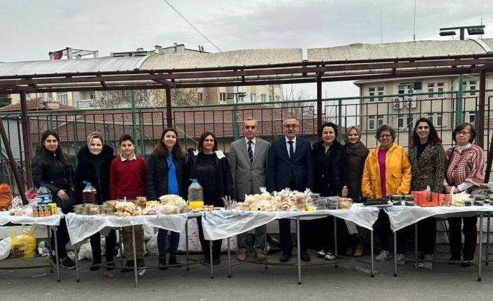 Depremzede öğrenciler için hayır çarşısı kuruldu