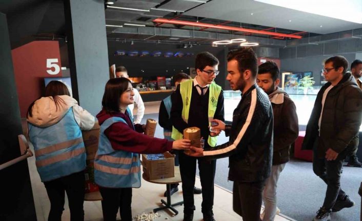 Depremzedeler için sinema etkinliği düzenlediler