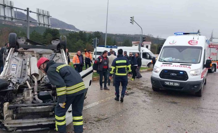 Devrilen araçta anne öldü, eşi ve oğlu yaralandı