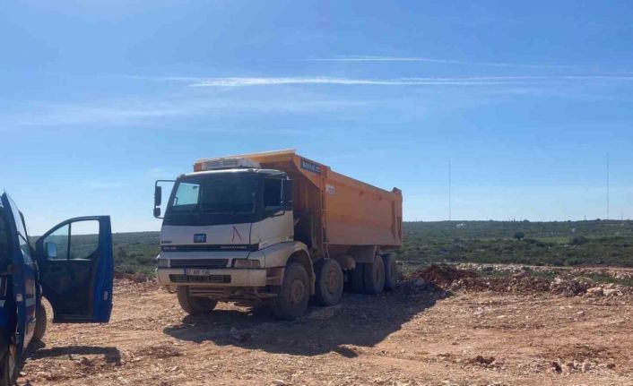 Didim’de vadiyi hafriyatla doldururken yakalandılar