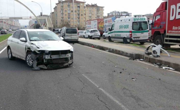 Diyarbakır’da araçlar çarpıştı, sürücüler burunları bile kanamadı