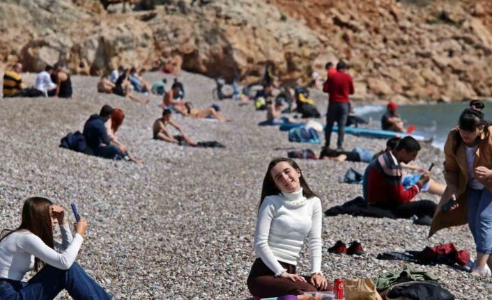 Doğuda kar Antalya’da bahar