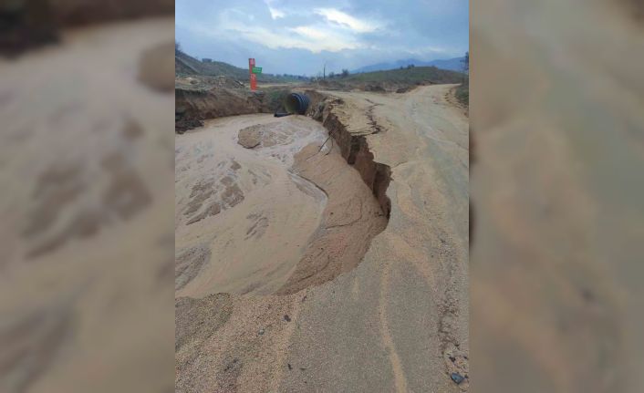 Elazığ’da çöken köy yolları ulaşıma kapandı