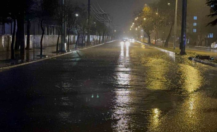 Elazığ’da sağanak etkili oldu, yollar göle döndü