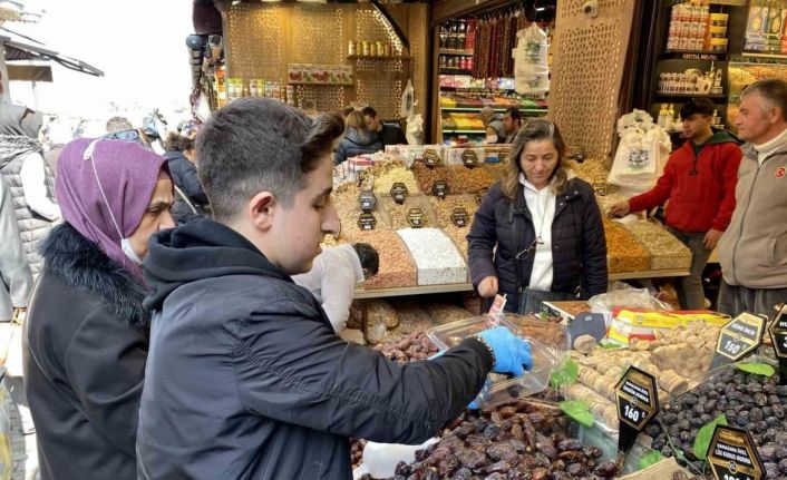 Eminönü’nde Ramazan yoğunluğu havadan görüntülendi