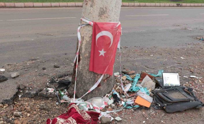 Enkazdan çıkan Türk bayrakları ve manevi değerler yerde kalmadı