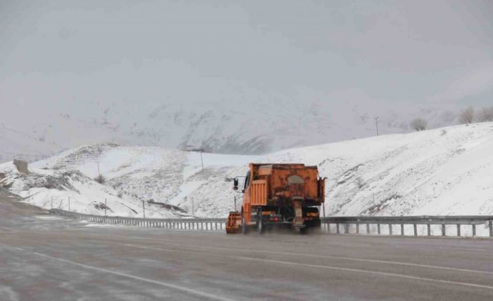 Erzincan - Tunceli kara yolunda kar ve tipi etkili oldu