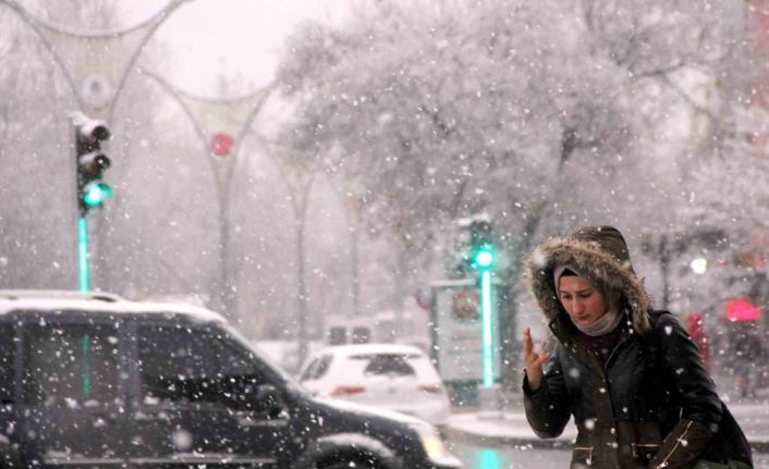 Erzincan’ın yüksek kesimlerinde kar merkezde yağmur yağışı