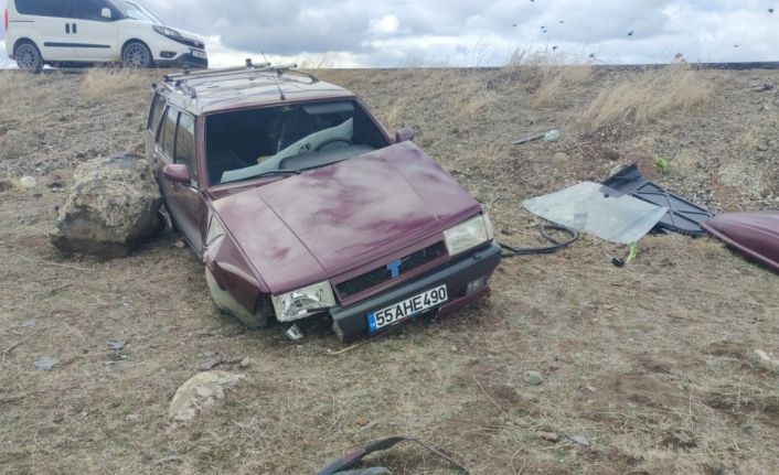 Erzurum’da yoldan çıkan araç şarampole savruldu: 2 yaralı