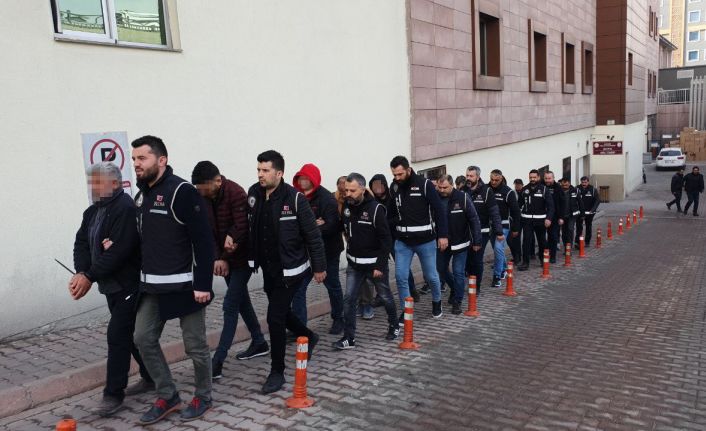 Eş zamanlı ‘kaçakçılık’ operasyonunda 11 kişi adliyede