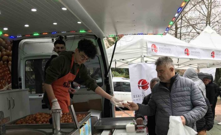 Eskişehir Valiliği afetzedeler için lokma dağıttı