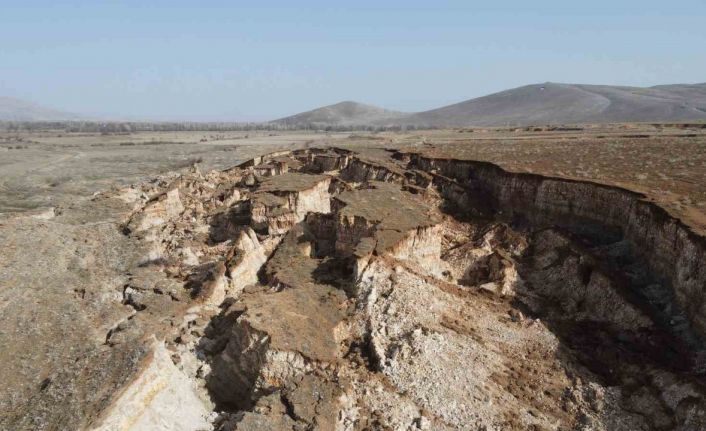 Fay hattının başlangıcındaki arazide oluşan devasa yarıklar dronla görüntülendi