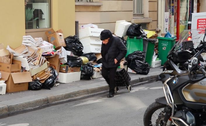 Fransa’da kaldırımlar çöple doldu, yayalar araç yollarını kullanmaya başladı