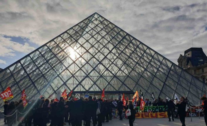 Fransa’da protestocular Louvre Müzesi’nin girişini kapattı