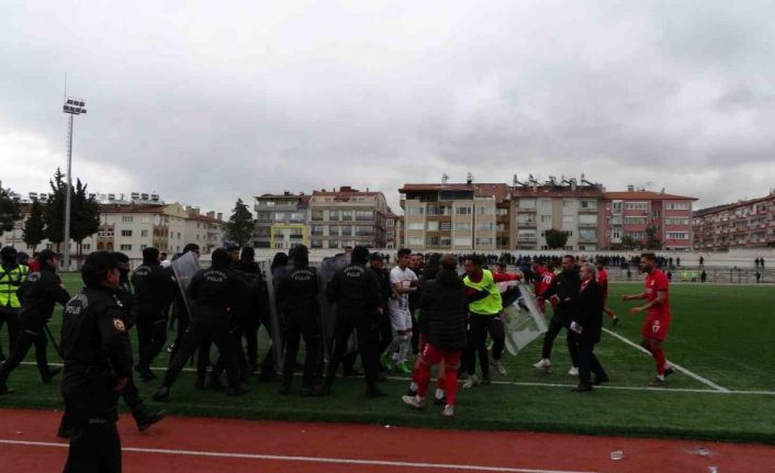 Gergin geçen maçın galibi Tefenni Belediyespor oldu