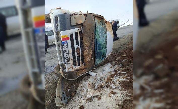 Hakkari’de öğrenci servisi devrildi: 4 yaralı