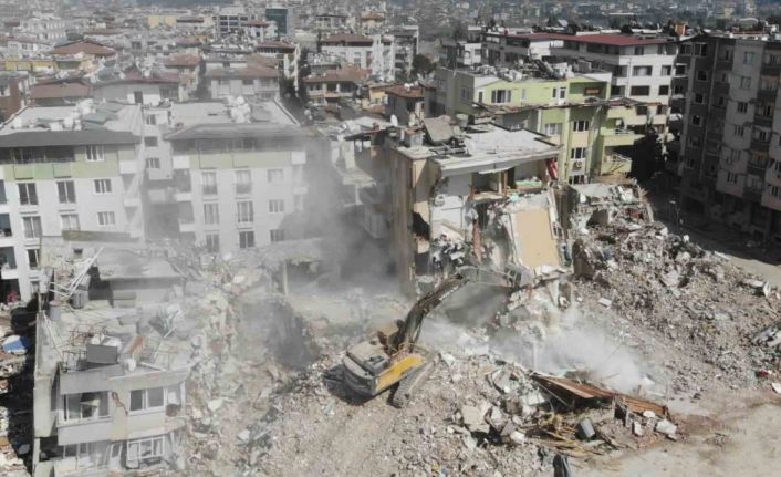 Hatay’da hasarlı binaların yıkımına devam ediliyor