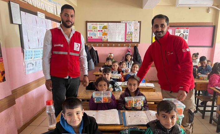 Hatay’da okulun ilk gününde çocuklara oyuncak