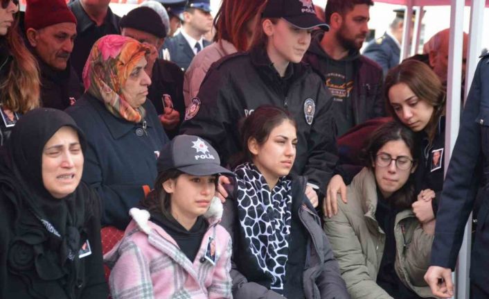 Hayatını kaybeden polis babasının şapkasını bir an olsun başından çıkarmadı