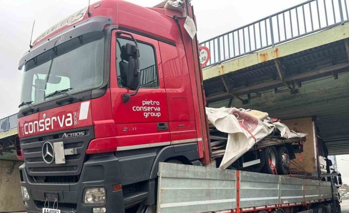 İçmeler Köprüsü’nde tır yüklü tır sıkıştı