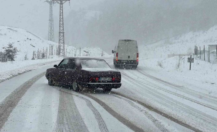 Ilgaz’da kara yakalanan sürücüler yolda kaldı