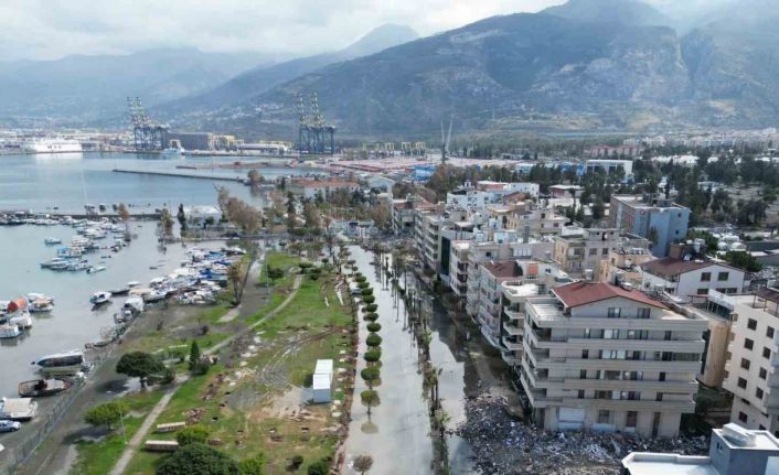 İskenderun’da deniz taşkınları devam ediyor