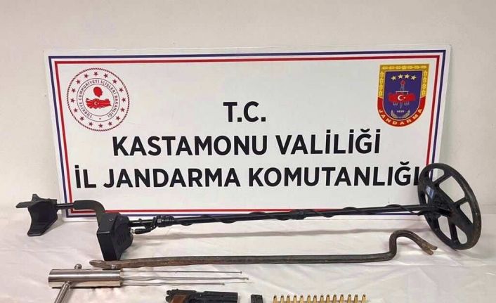 İzinsiz kazı yapan iki kişi, jandarma ekiplerince suçüstü yakalandı