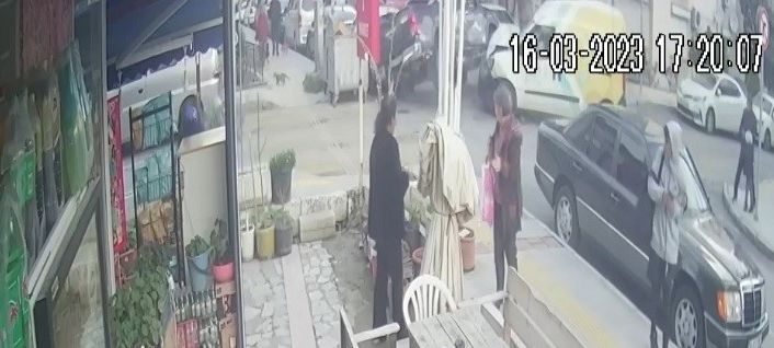 İzmir’de iki araç kafa kafaya çarpıştı: 1 yaralı